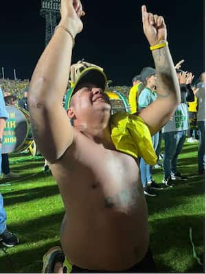 Así lloró el hincha del Bucaramanga el primer título de Liga colombiana del equipo, en plena celebración en el Estadio Américo Montanini. Luego le robó la medalla al jugador Carlos Henao.