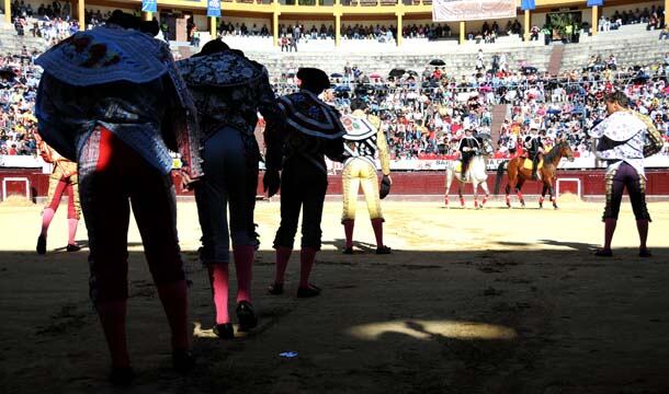 El Paseíllo. Los toreros se enfilan para salir del oscuro túnel del patio de cuadrillas a la luz del ruedo. 