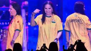 Ana Gabriel luciendo la camiseta del Atlético Bucaramanga.