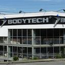 Los locales, siempre arrendados quedan sobre grandes avenidas y se destacan por sus tamaños que superan los 800 metros cuadrados.