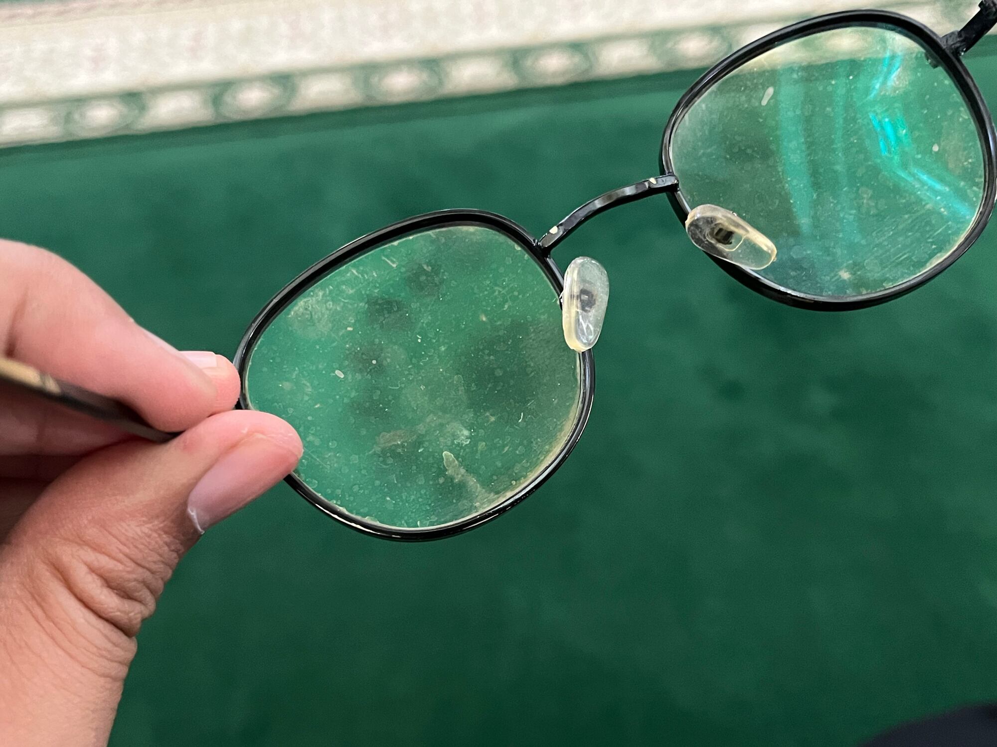 A medida que la búsqueda de métodos de limpieza caseros gana popularidad, la crema dental se destaca como una solución práctica y eficiente para restaurar la claridad de las lentes de las gafas.