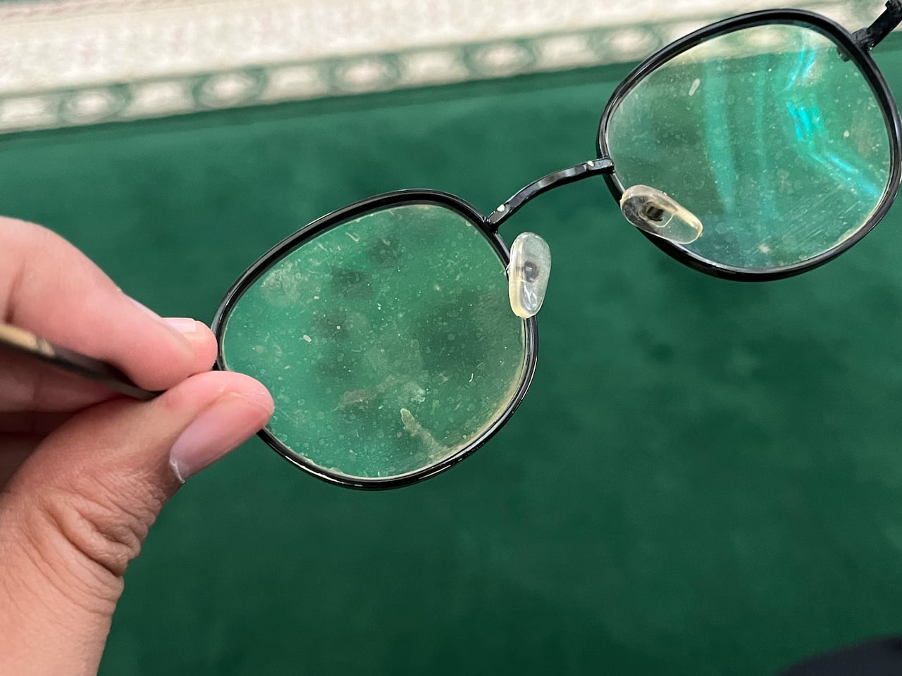 A medida que la búsqueda de métodos de limpieza caseros gana popularidad, la crema dental se destaca como una solución práctica y eficiente para restaurar la claridad de las lentes de las gafas.