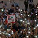 La gente realiza una protesta contra el pase de vacunación COVID-19 en Roma, el miércoles 28 de julio de 2021. El gobierno de Italia aprobó un decreto que ordena el uso de los llamados pases "verdes" a partir del 6 de agosto. Las personas deben demostrar que han recibido al menos una dosis de la vacuna en los últimos nueve meses, que se recuperaron del COVID-19 en los últimos seis meses o dieron negativo en las 48 horas anteriores. Foto: Cecilia Fabiano / LaPresse vía AP.