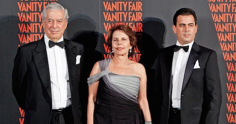Mario Vargas Llosa, junto a su exesposa Patricia Llosa y el hijo mayor de ambos, Álvaro. Según la prensa española, el escritor estaría intentando regresar al lado de quien fuera su mujer por 50 años.