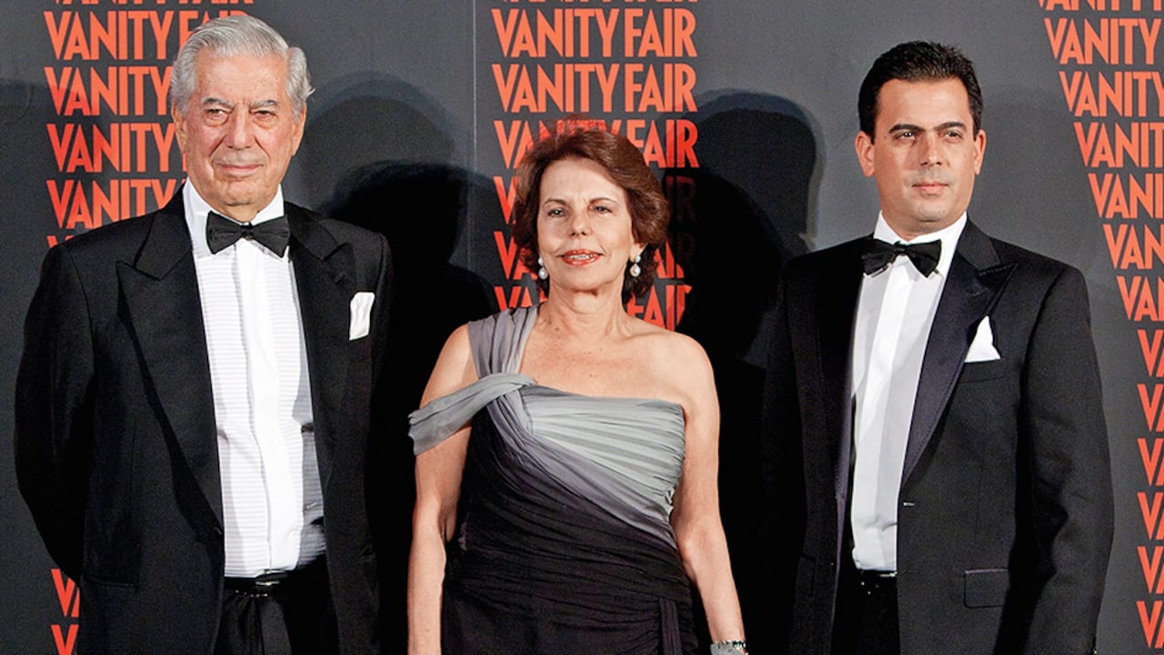 Mario Vargas Llosa, junto a su exesposa Patricia Llosa y el hijo mayor de ambos, Álvaro. Según la prensa española, el escritor estaría intentando regresar al lado de quien fuera su mujer por 50 años.
