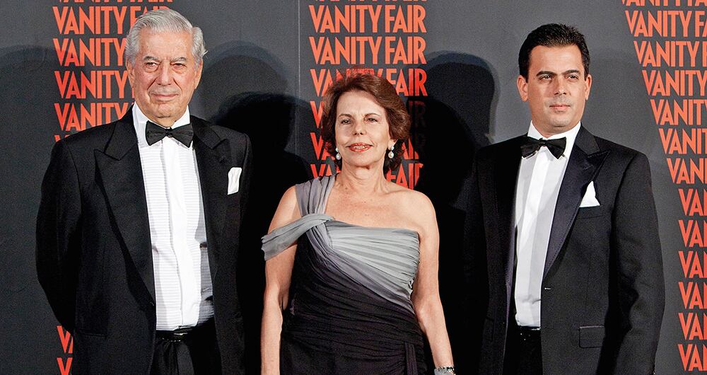 Mario Vargas Llosa, junto a su exesposa Patricia Llosa y el hijo mayor de ambos, Álvaro. Según la prensa española, el escritor estaría intentando regresar al lado de quien fuera su mujer por 50 años.