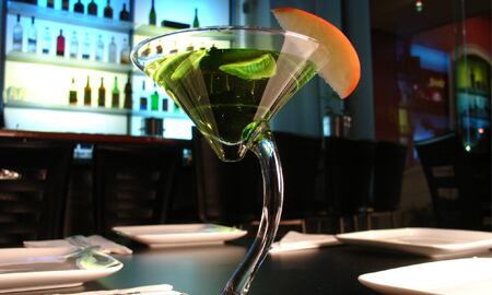 El Martini se prepara mezclando ginebra o vodka con vermú seco en una proporción de 2 a 1 y no contiene jugos ni mezcladores azucarados.