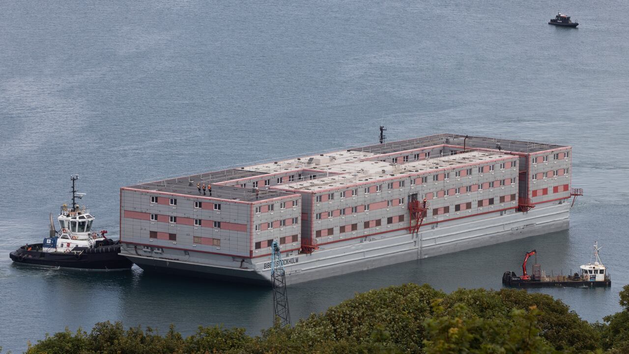 El puerto de Porland es el único que aceptó atracar un navío con esta finalidad, otros proyectos similares tuvieron que abandonarse por falta de puertos de acogida.