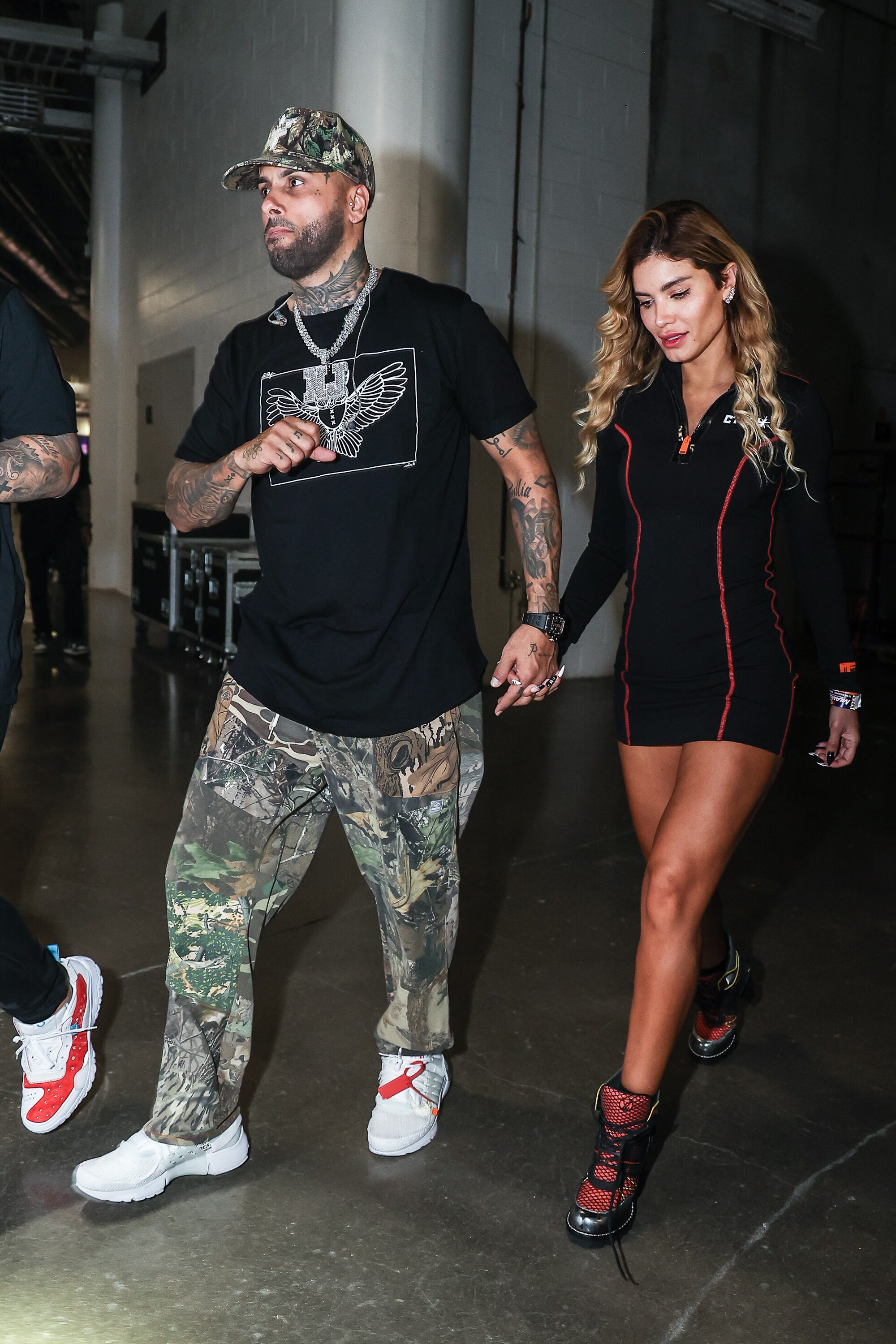 Nicky Jam y Génesis Aleska entre bastidores antes de actuar en MiamiBash 2021 en FTX Arena el 17 de diciembre de 2021 en Miami, Florida. (Foto de John Parra/Getty Images)
