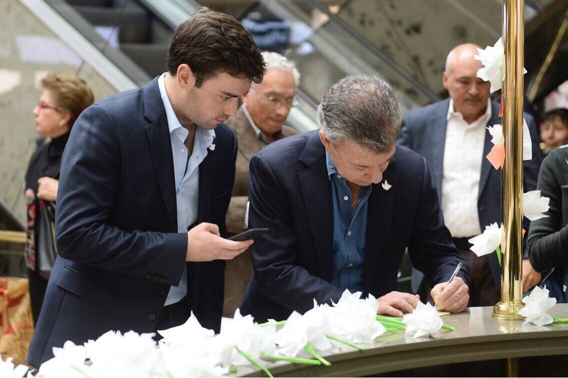 Al finalizar la tarde el presidente Juan Manuel Santos fue al Centro Comercial Andino para expresar su solidaridad. "No hay bomba que pueda vencer a un pueblo unido", escribió. Fotografía: Presidencia.