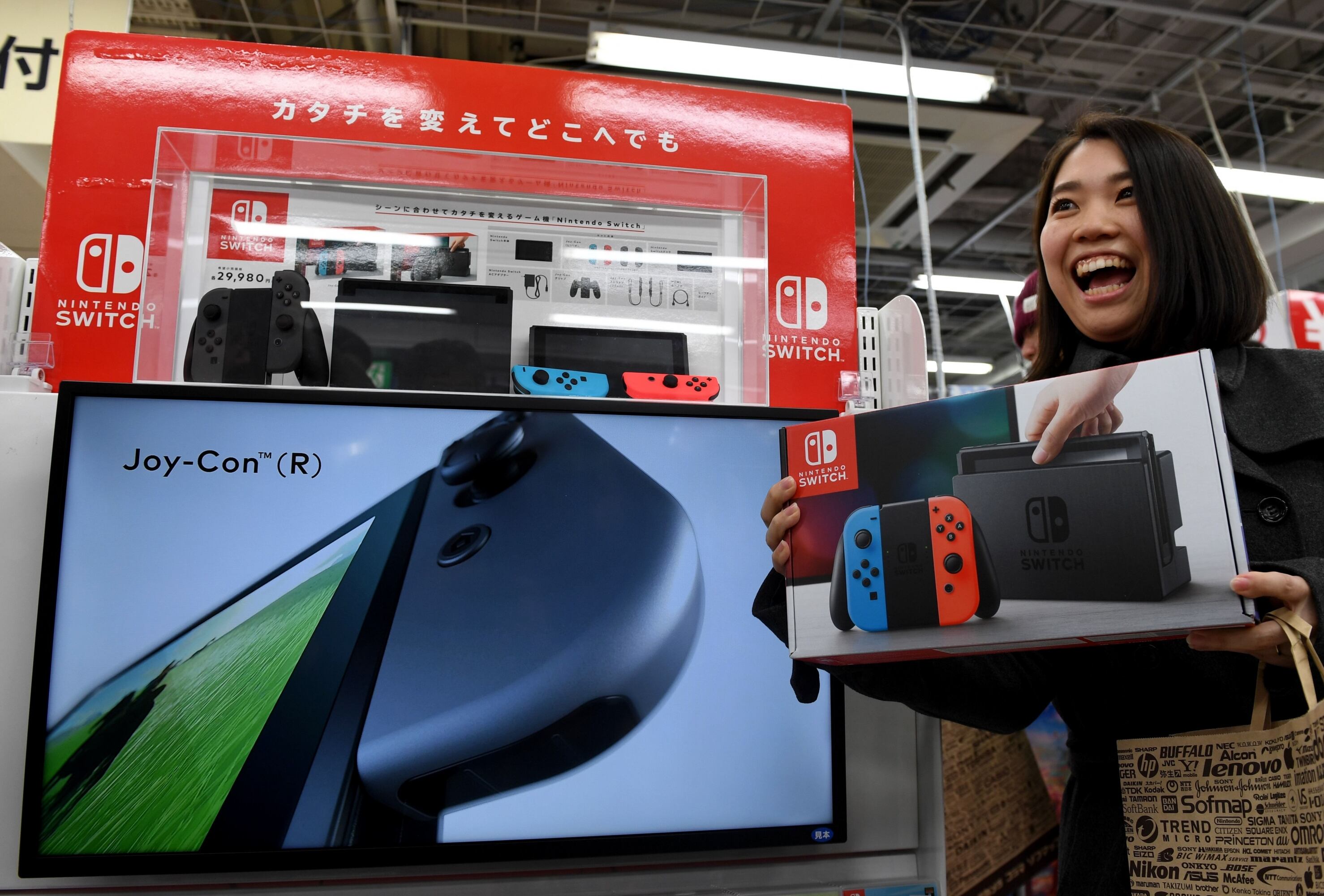 La 'Nintendo Switch' es a la vez una consola de sobremesa y una portátil, ya que se puede extraer su pantalla y juntarle joysticks a ambos lados para jugar en cualquier sitio.