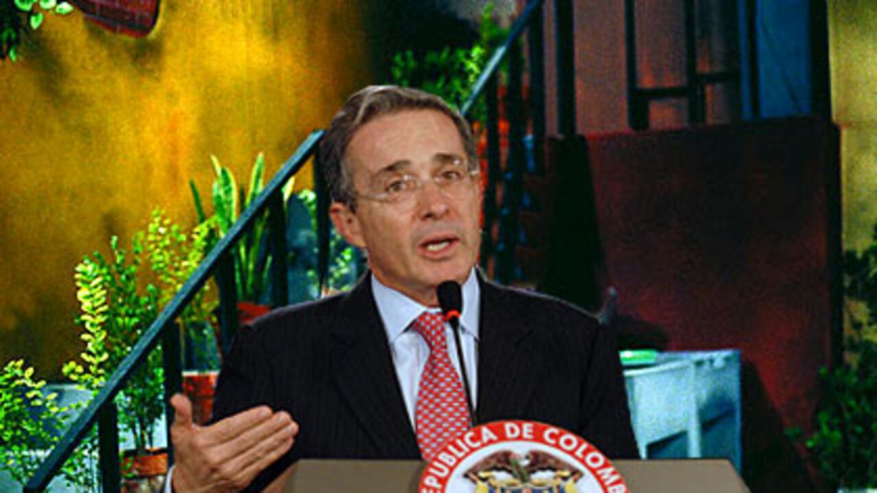 En reiteradas ocasiones el presidente Álvaro Uribe, ha afirmado cosas que resultan ser falsas. Las evidencias lo han dejado en una posición incómoda.