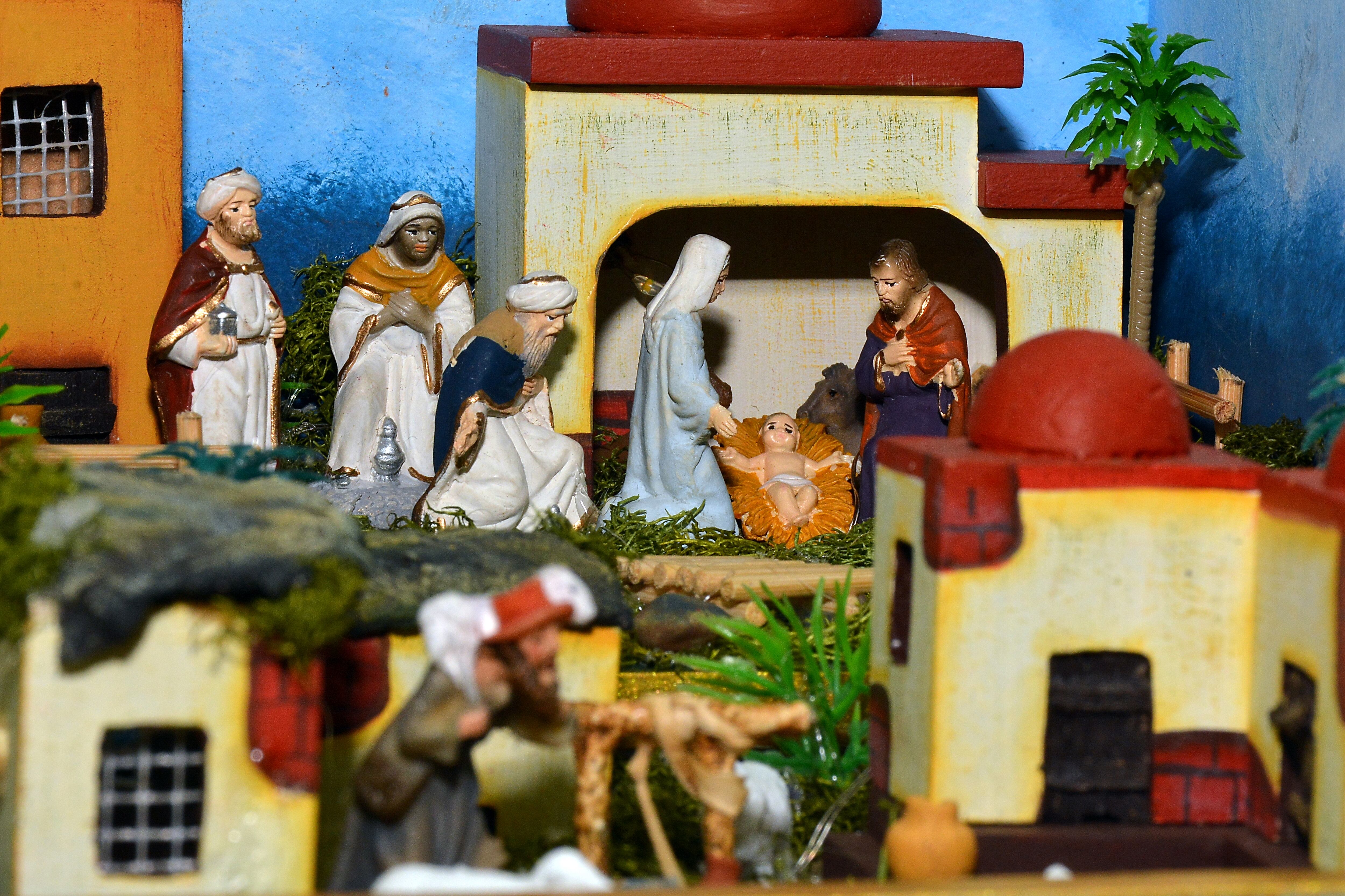 Estos son algunos de los pesebres de la tradición católica, que fue inventada por San Francisco de Asís, el santo de la humildad y de la pobreza, en la Navidad de 1223, en el pueblo de Greccio, Italia. Fue San Francisco de Asís el que recreó el nacimiento de Jesús narrado en la Biblia. En un pesebre, reunió a gente del pueblo y a animales. Así yació el primer pesebre en la historia.