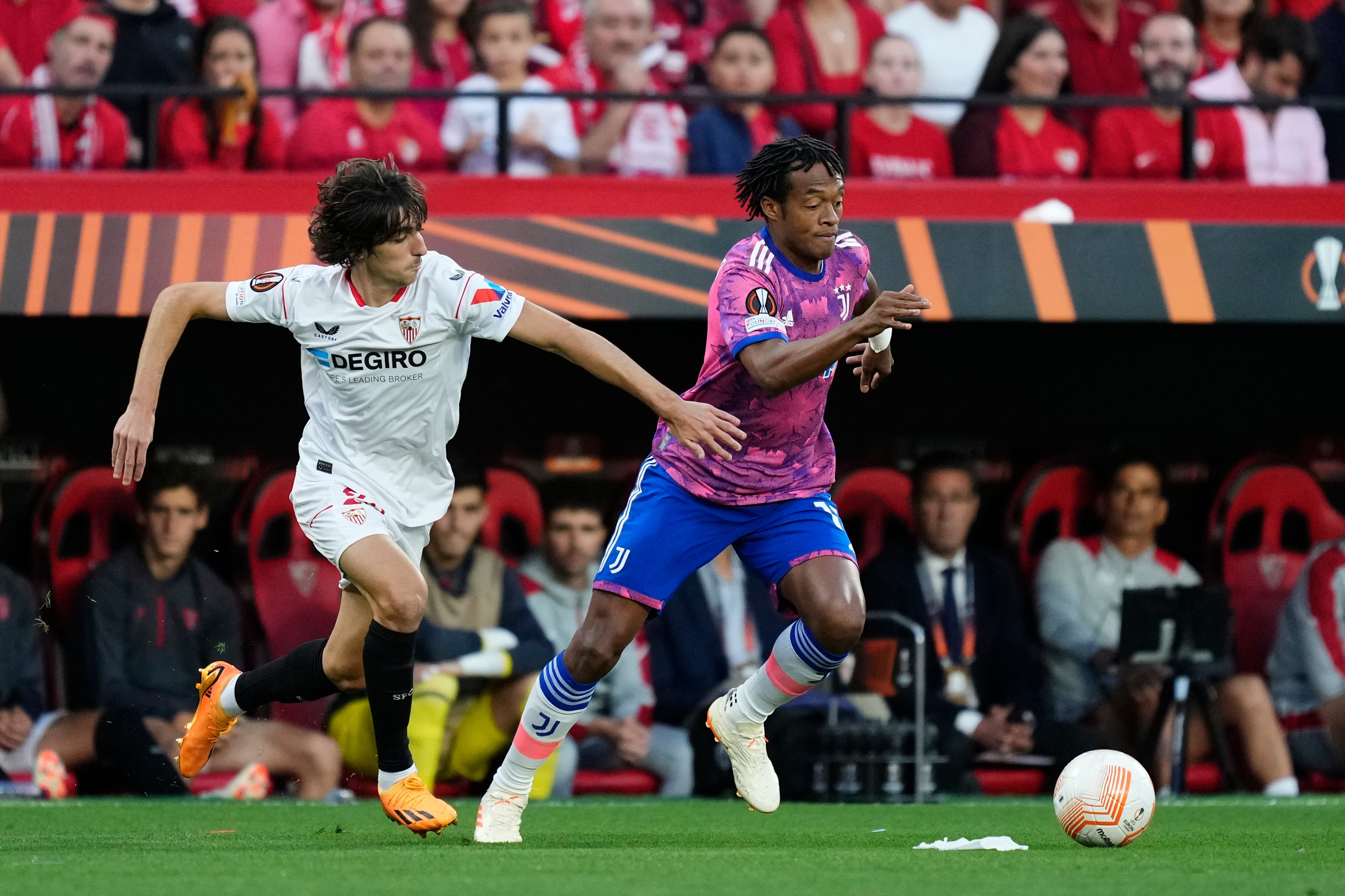 SEVILLE, SPAIN - MAY 18: Juan Cuadrado of Juventus arrives at the stadium prior to the UEFA Europa League semi-final second leg match between Sevilla FC v Juventus at Estadio Ramon Sanchez Pizjuan on May 18, 2023 in Seville, Spain. (Photo by Daniele Badolato - Juventus FC/Juventus FC via Getty Images)