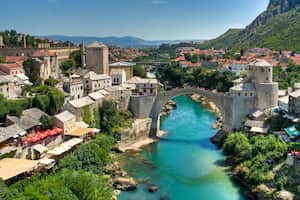 Vista de la ciudad de Mostar con el viejo puente sobre el río Neretva.