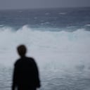 Varias personas de una misma familia observan el oleaje provocado por la cercanía del tifón Mawar en Itoman, en el sur de Japón, el 31 de mayo de 2023. (AP Foto/Hiro Komae)