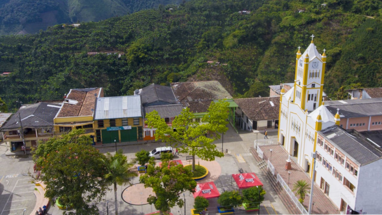 El Águila es considerado la puerta de entrada al Valle del Cauca, por el norte.