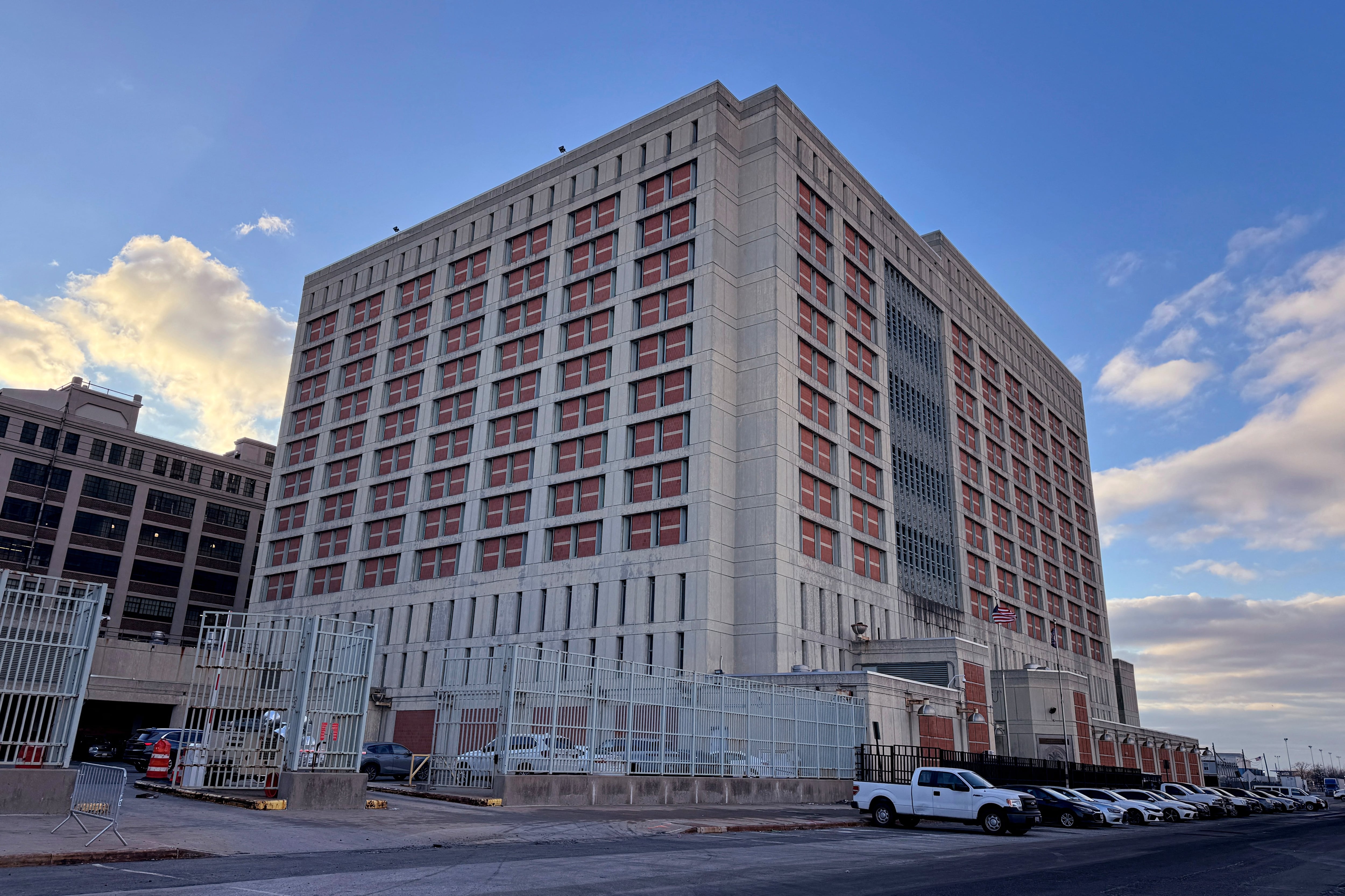 Vista del Centro de Detención Metropolitano, donde se encuentra recluido el destituido presidente venezolano Nicolás Maduro, en el barrio de Brooklyn de la ciudad de Nueva York