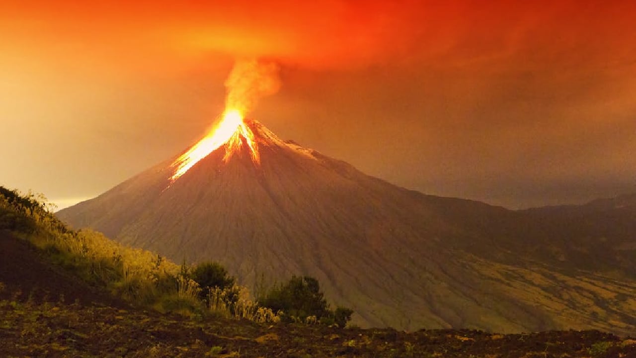 Un invierno volcánico es un descenso drástico de las temperaturas que se produce en todo el mundo tras una erupción volcánica masiva, ya que las partículas de ceniza y los gases, como el dióxido de azufre, que se inyectan en la estratosfera durante la erupción y se propagan por todo el mundo a través de los vientos, tapan el sol e impiden que la energía solar llegue a la superficie terrestre. Shutterstock