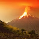 Un invierno volcánico es un descenso drástico de las temperaturas que se produce en todo el mundo tras una erupción volcánica masiva, ya que las partículas de ceniza y los gases, como el dióxido de azufre, que se inyectan en la estratosfera durante la erupción y se propagan por todo el mundo a través de los vientos, tapan el sol e impiden que la energía solar llegue a la superficie terrestre. Shutterstock vía The Conversation.