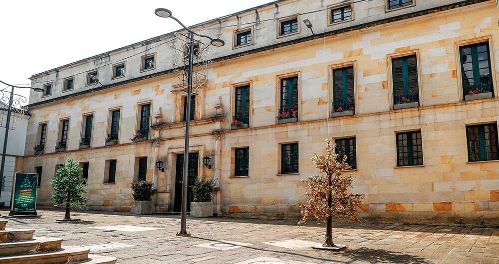   Según Gustavo Bolívar, desde la Cancillería se entregaron cuotas burocráticas a partidos políticos en consulados de Colombia en el exterior a cambio de su apoyo en el Congreso.