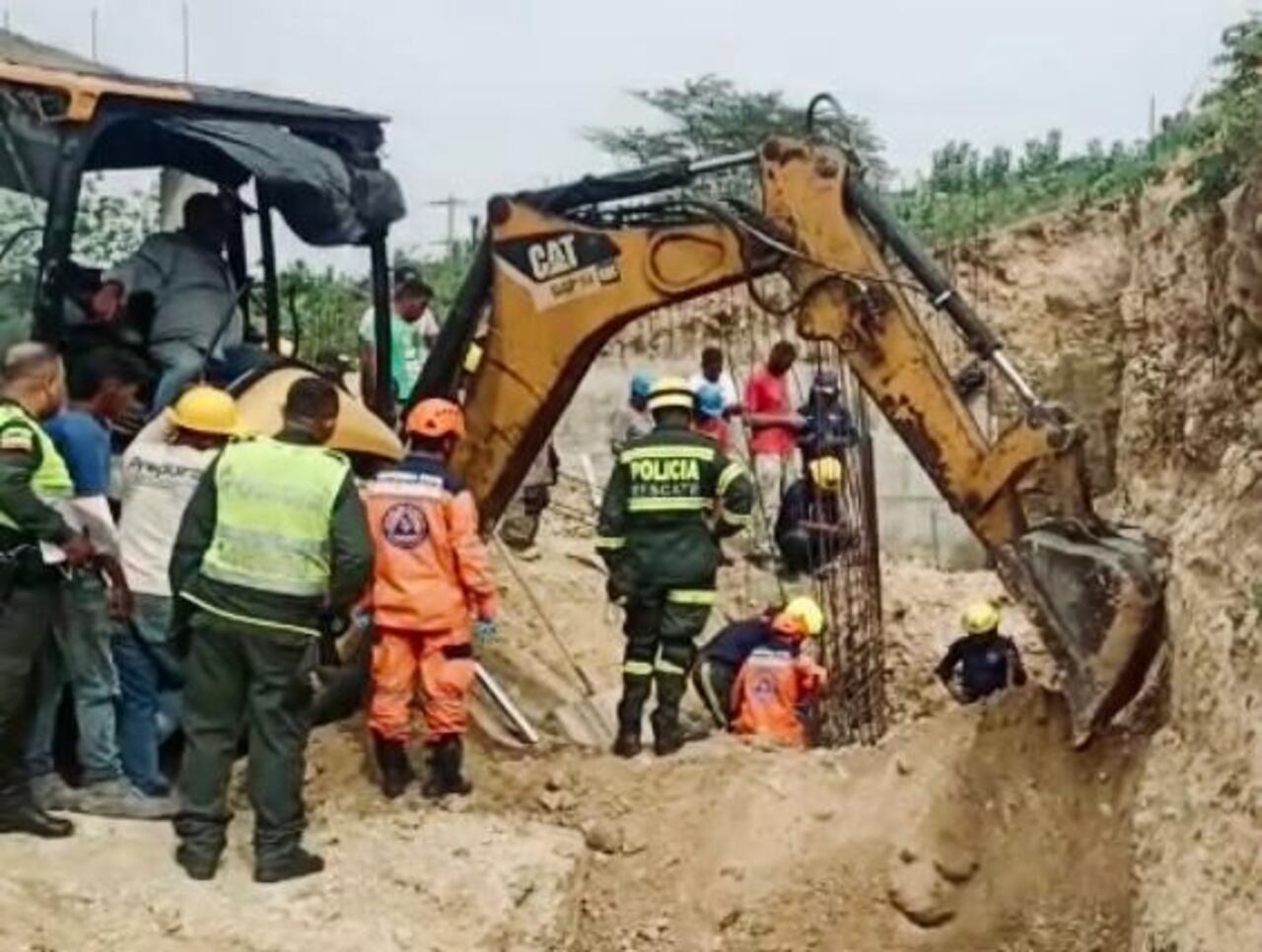 Maquinaria amarilla fue usada para cavar en el derrumbe