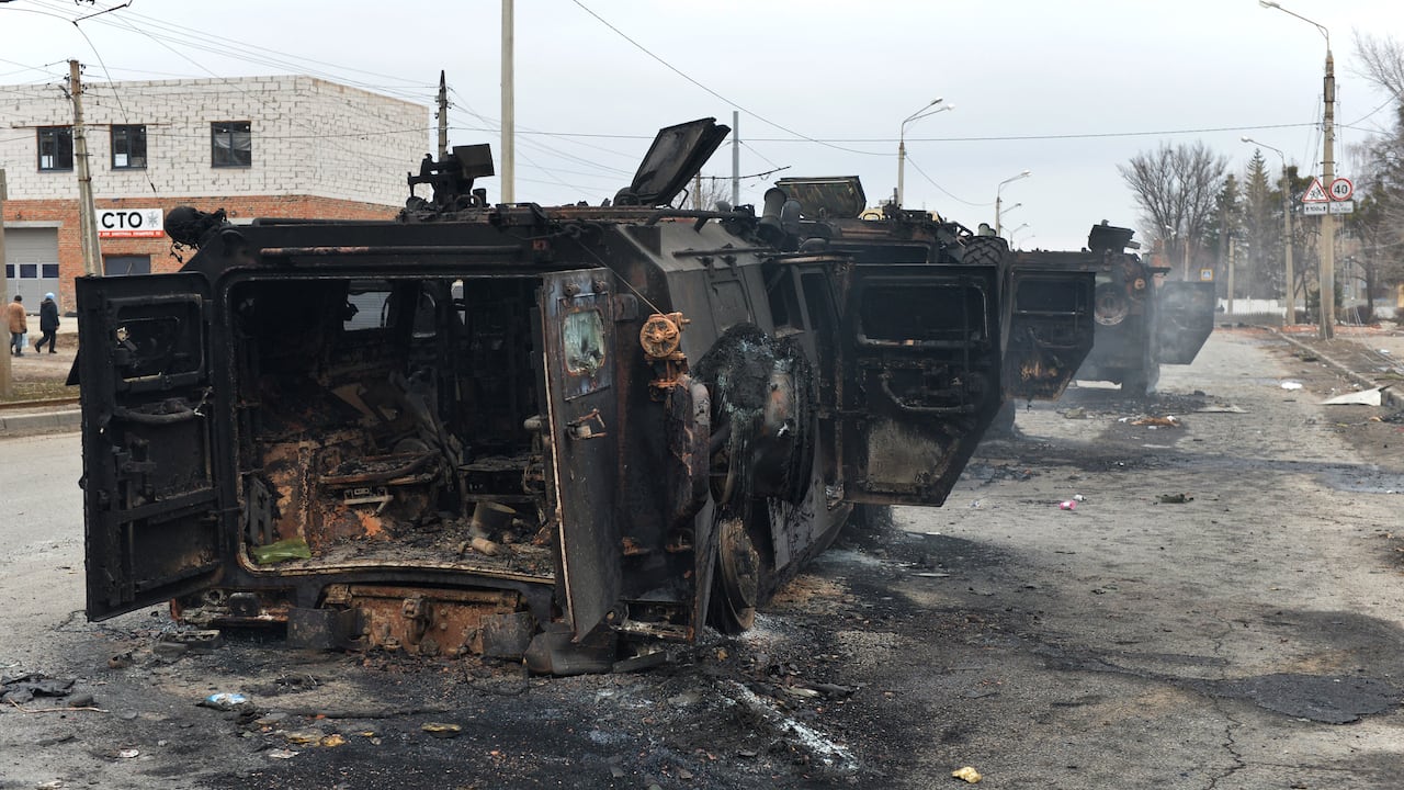 Esta imagen muestra los vehículos de movilidad de infantería rusa GAZ Tigr destruidos a unos 50 km de la frontera entre Ucrania y Rusia, el 28 de febrero de 2022. (Foto de Sergey BOBOK / AFP)
