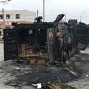 Esta imagen muestra los vehículos de movilidad de infantería rusa GAZ Tigr destruidos a unos 50 km de la frontera entre Ucrania y Rusia, el 28 de febrero de 2022. (Foto de Sergey BOBOK / AFP)