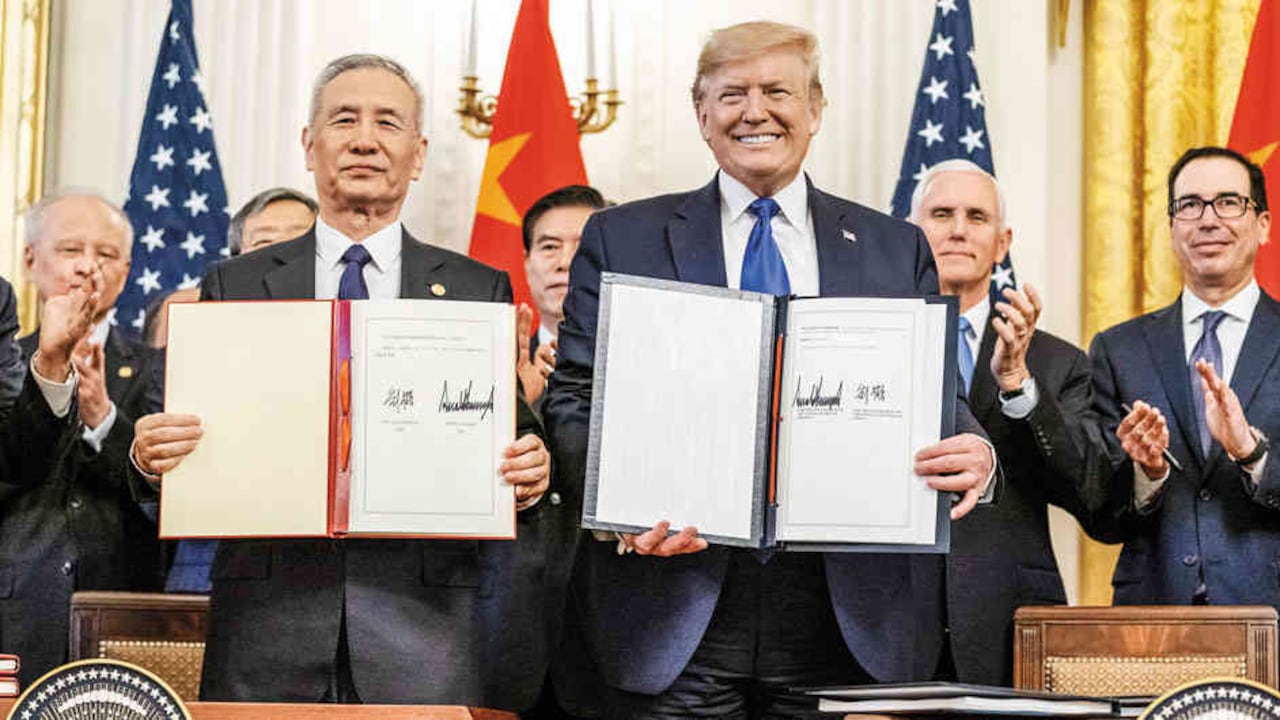 La firma de la primera fase bajó la presión, pero no resuelve el futuro de la economía. El presidente Donald Trump y el viceprimerministro chino Liu He sellaron el acuerdo.