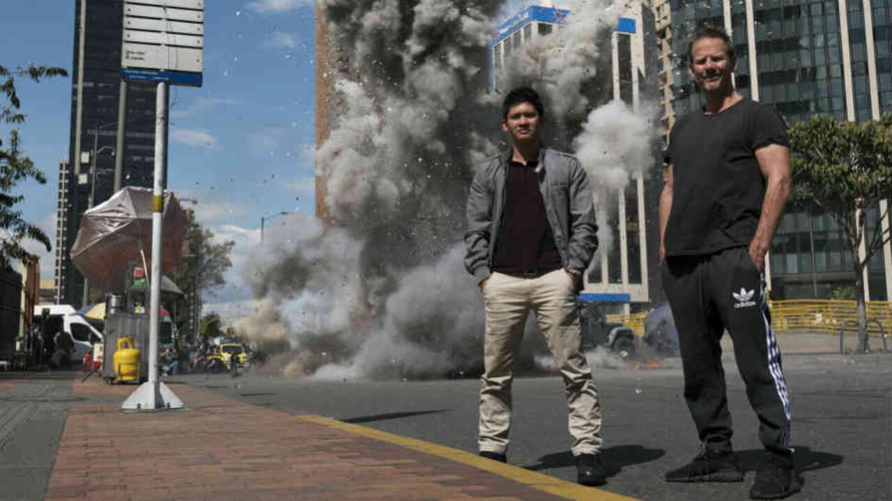 El director Peter Berg en el rodaje de Mile 22, en el centro de Bogotá.