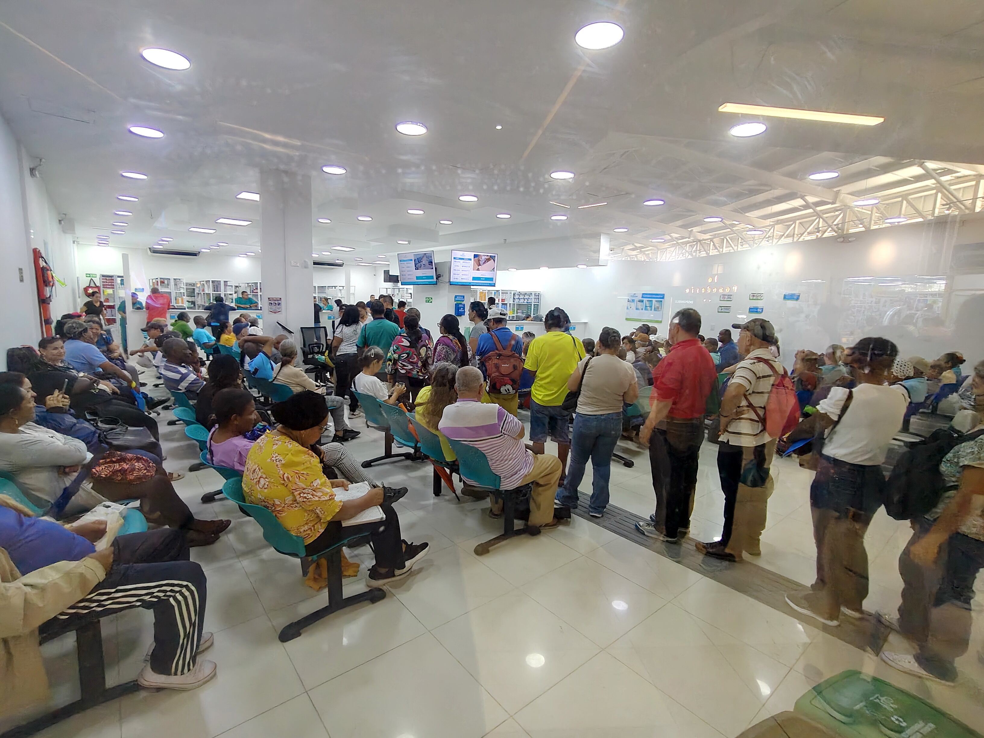 Los problemas para la entrega de medicamentos del nuevo distribuidor Disfarma de la Nueva EPS. Foto Jorge Orozco.