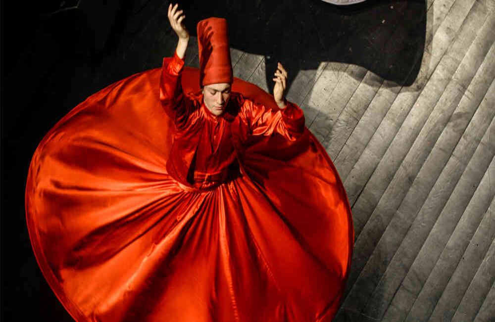 Los "derviches giradores" o Mevlevi, son una orden religiosa conocida por realizar la ceremonia del Sema, una danza-meditación en la cual los hombres giran sobre sus propios cuerpos.