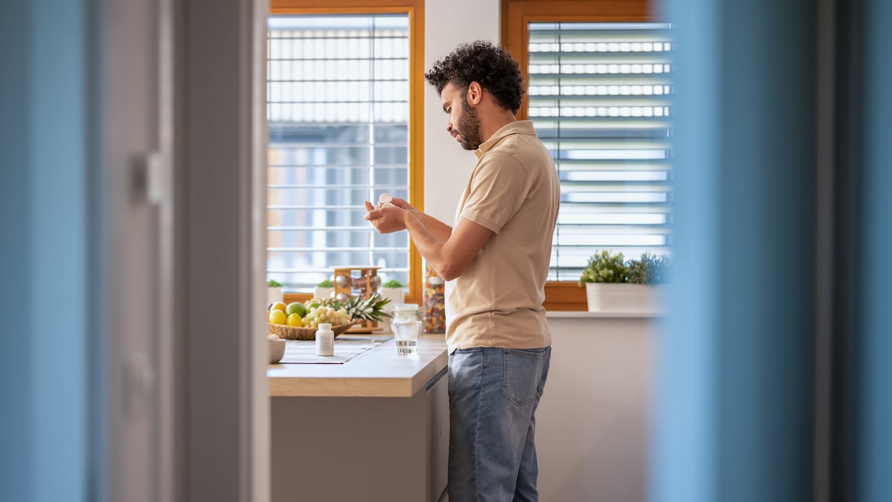 Esta vitamina se considera un antioxidante, el mismo que neutraliza los radicales libres que dañan las células del cuerpo.