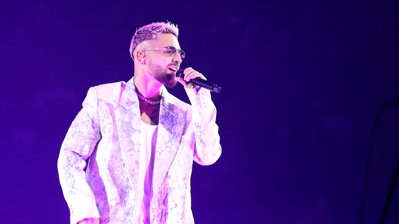 Maluma apareció ante sus fans de Instagram semidesnudo para celebrar el número actual de seguidores que posee en esa red social.