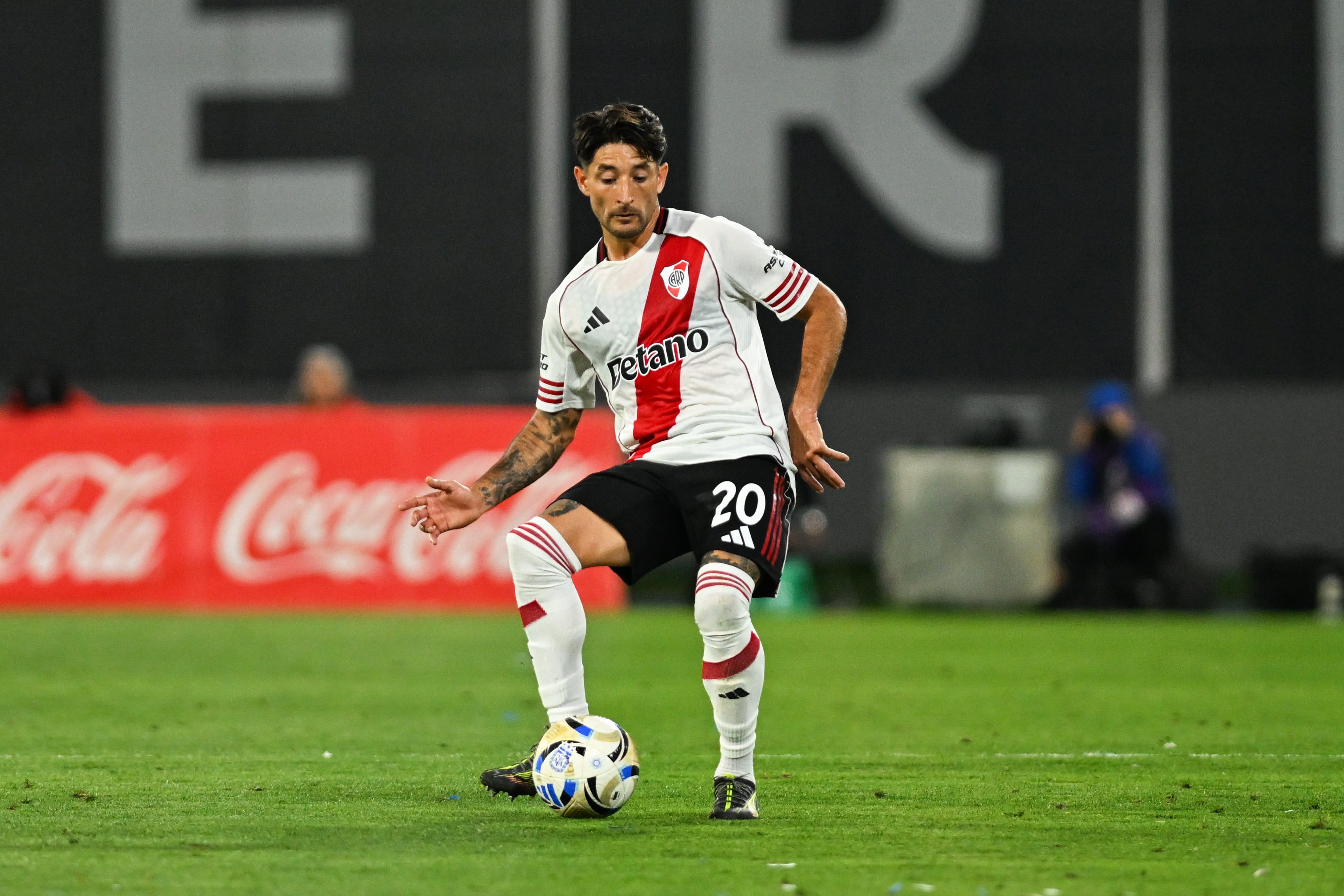 Milton Casco durante un partido contra Talleres.