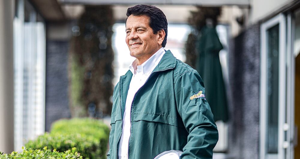 Junto a su escritorio Felipe Bayón siempre tuvo el casco que usó su papá, cuando trabajó hace cerca de 50 años en Ecopetrol.