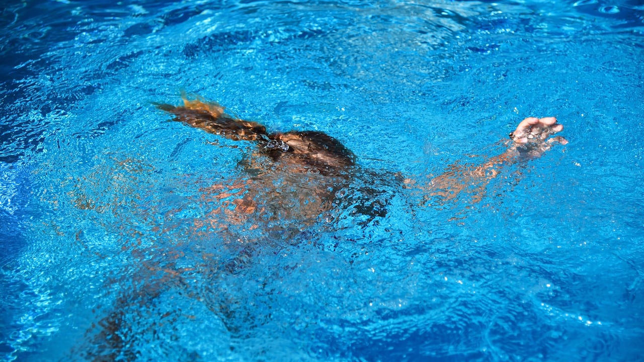 Una niña de 11 años perdió la vida después de sufrir un grave accidente mientras disfrutaba de la piscina.