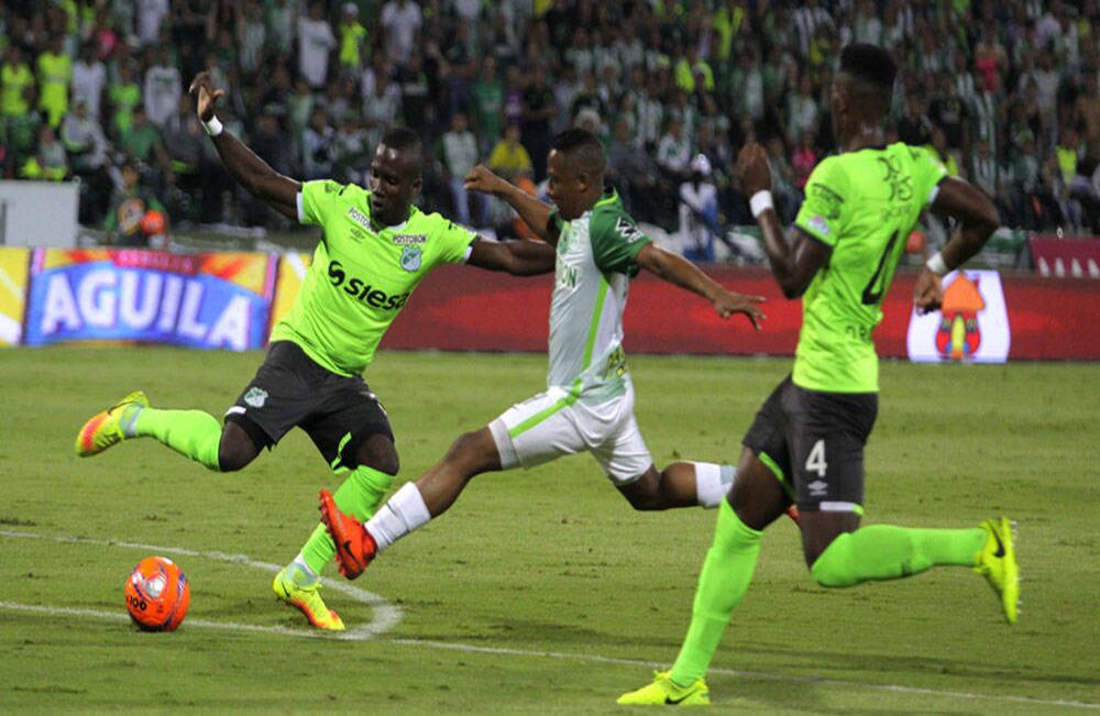 Andrés Ibargüen fue uno de los jugadores más incisivos de Nacional con sus constantes ataques por la zona derecha del campo. Fotografía: Pablo Monsalve/SEMANA.