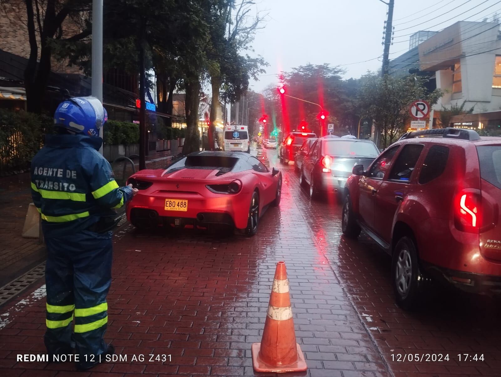 Multan a conductor de Ferrari mal parqueado en el norte de Bogotá.