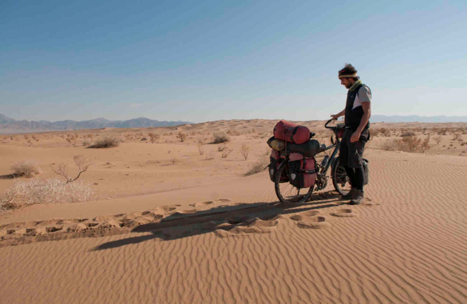 Cuando el fotógrafo comenzó a viajar, ni siquiera había internet fijo en las zonas que estaba, tenía que enviar cartas a su familia. Desde entonces solo ha regresado dos veces a España. FOTO: cortesía @bicicleting