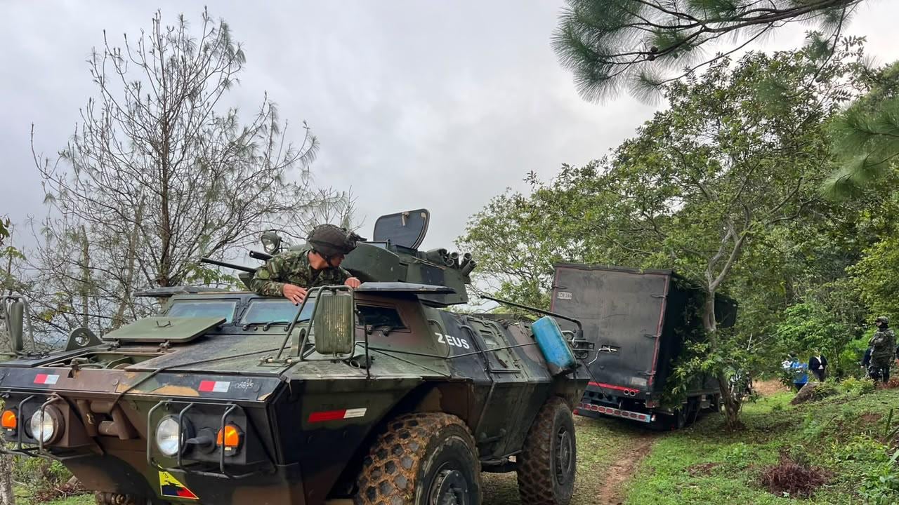 Ejército durante patrullajes en vías del Cauca.