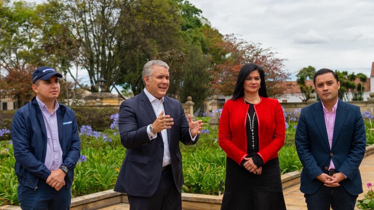 Jonathan Malagón, ministro de Vivienda; Iván Duque, presidente; María Cristina Londoño, presidenta del FNA y Juan Sebastián Arango, consejero presidencial para la Juventud.