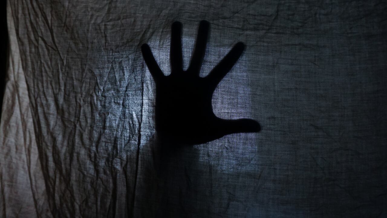 Varios relatos le dan una explicación a la mano negra que acompaña la cruz.