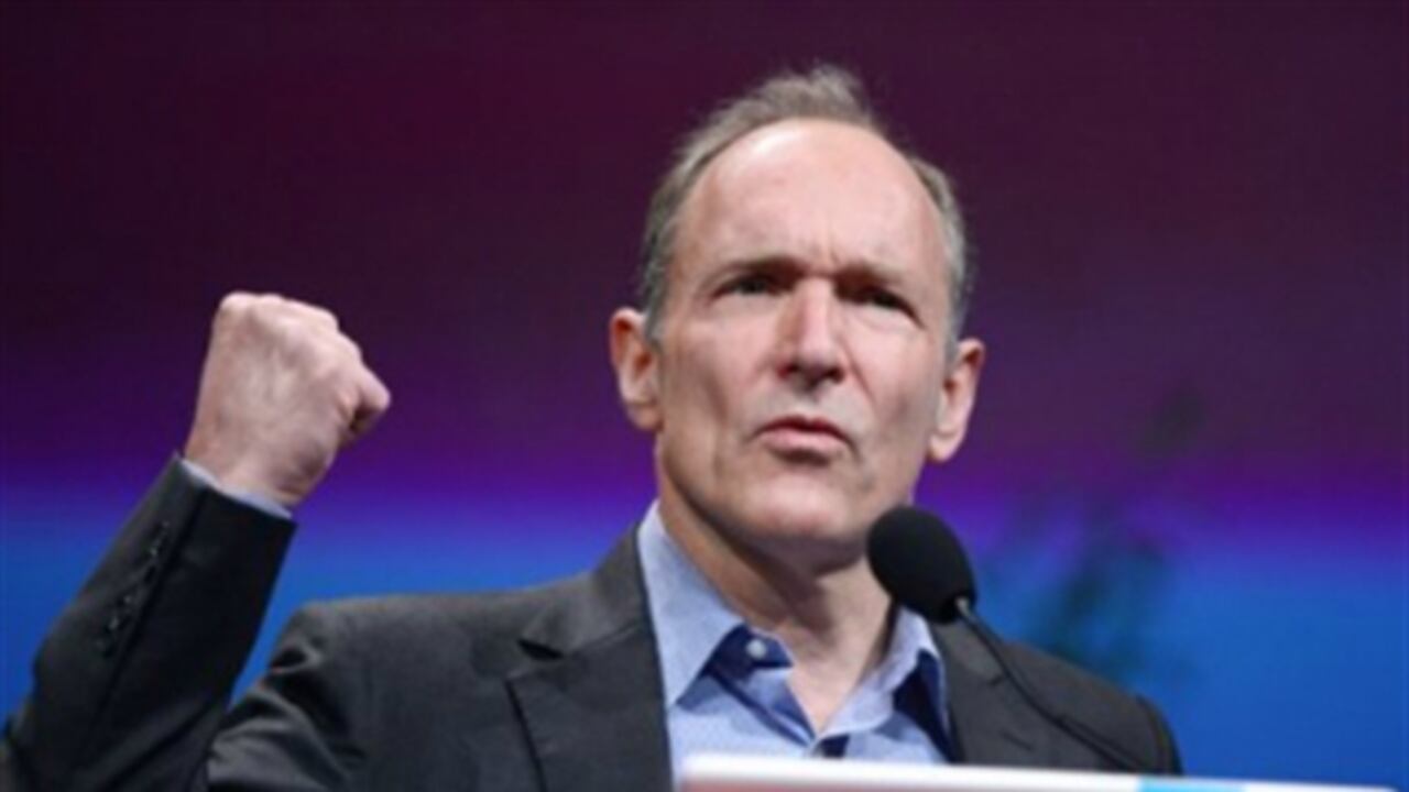 Uno de los principales creadores de internet, Tim Berners-Lee, advirtió que el control gubernamental está limitando las posibilidades de la red.