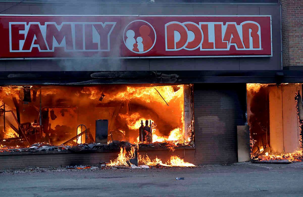 El fuego arde dentro de The Family Dollar Store después de una noche de disturbios y protestas por la muerte de George Floyd (David Joles / Star Tribune a través de AP)