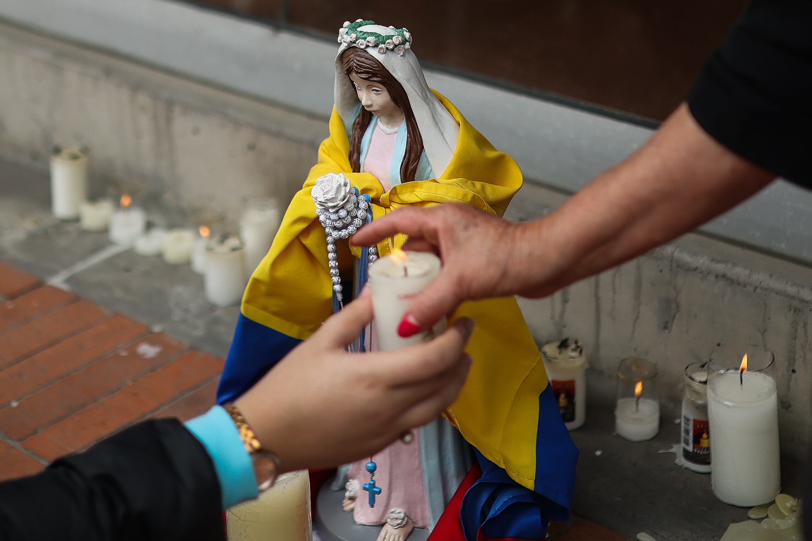 Jornada de oración a las afueras de la Fundación Santa Fe; por la salud del Senador Miguel Uribe Turbay