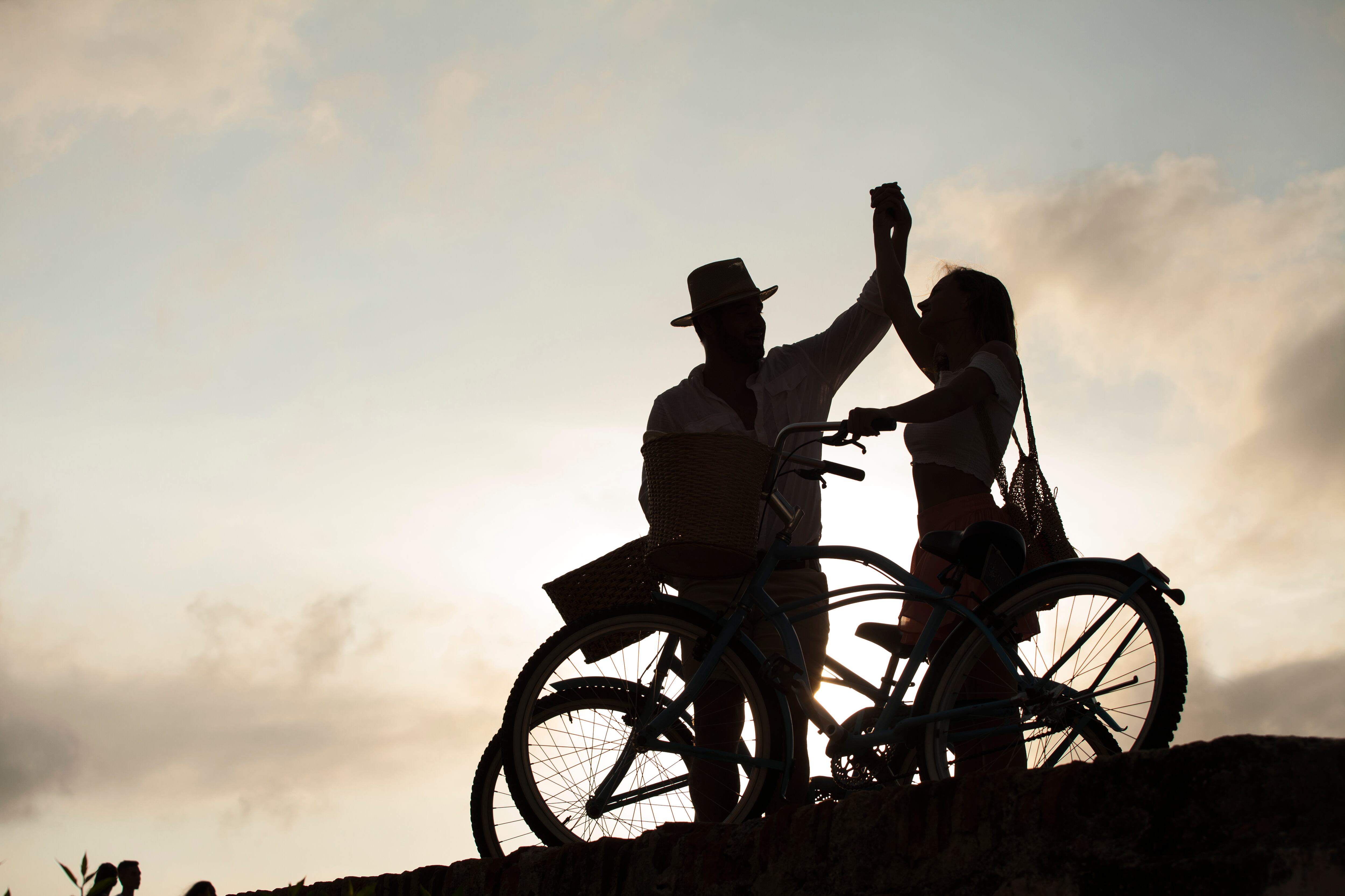 Aunque en las urbes el uso de las bicicletas es una gran solución a los problemas de movilidad, en los principales destinos turísticos del país los tour en bici son una de las atracciones más recomendadas para conocer pueblos y ciudades. Según Flavia Santoro, presidenta de ProColombia, la bicicleta tiene la virtud de conectar a los viajeros con la naturaleza.
