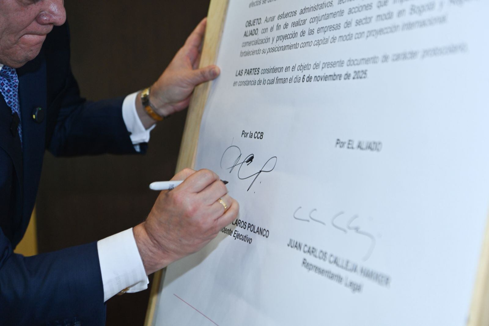 Representantes de la Cámara de Comercio de Bogotá y Grupo Éxito durante la firma de la alianza que busca fortalecer el sector moda en la región.