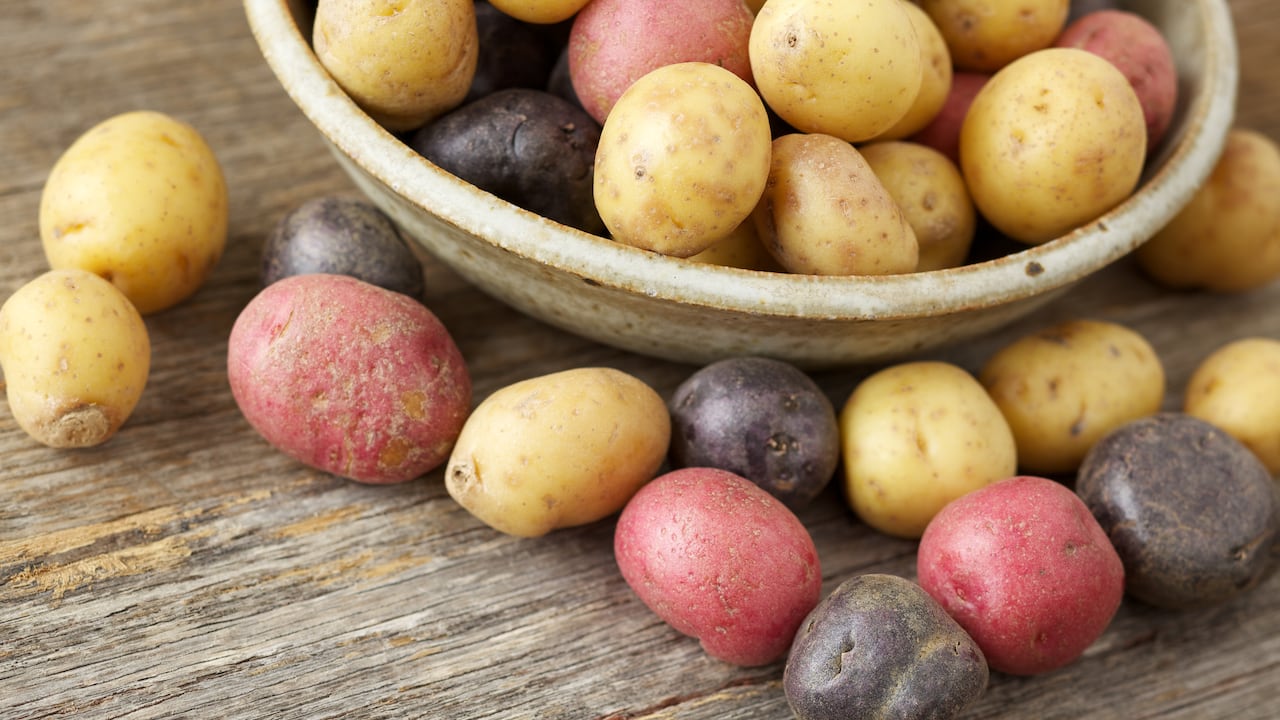 La papa ayuda a controlar los desequilibrios en los procesos inflamatorios del cuerpo y, de paso, ejerce un efecto analgésico que proporciona alivio ante diferentes tipos de dolores.