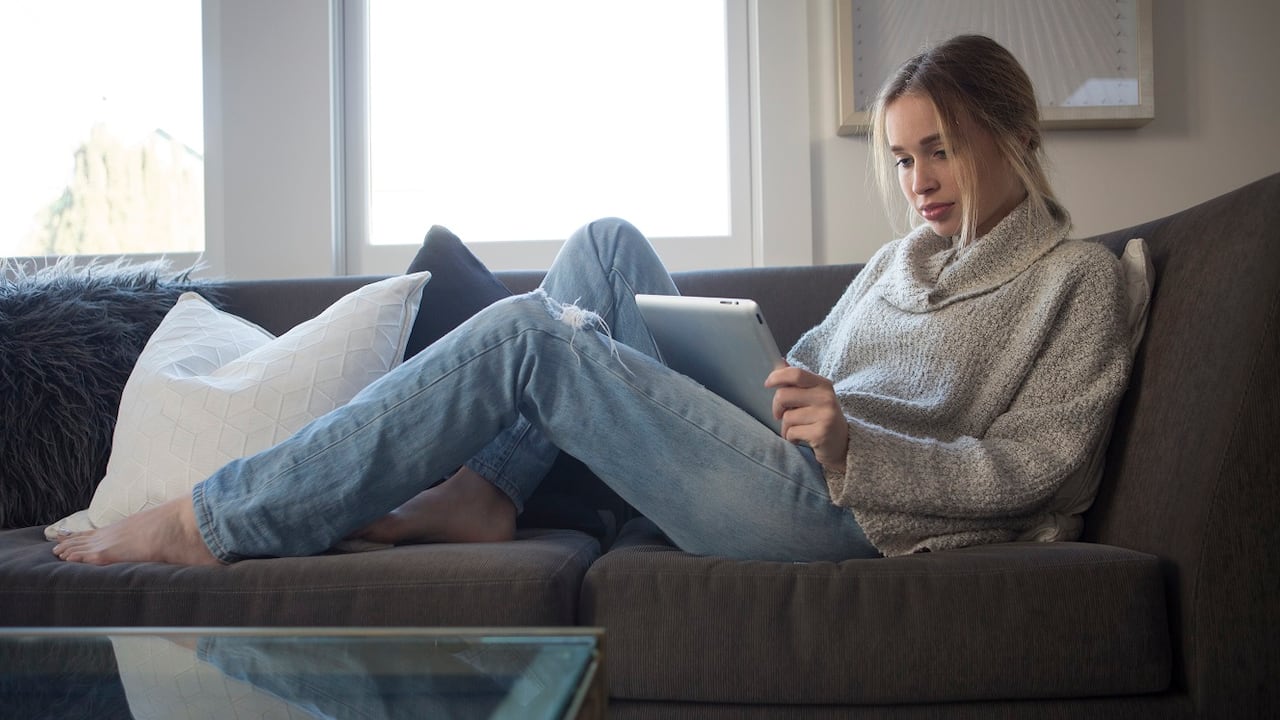 Los aparatos tecnológicos generan luz azul que puede causar diversas afectaciones a la piel.
